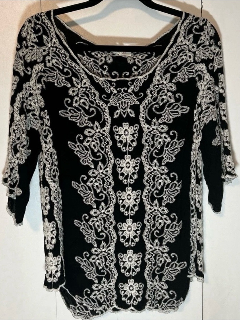Solitaire Black & White Embroidered Bell Sleeve Round Hem Boho Blouse Large